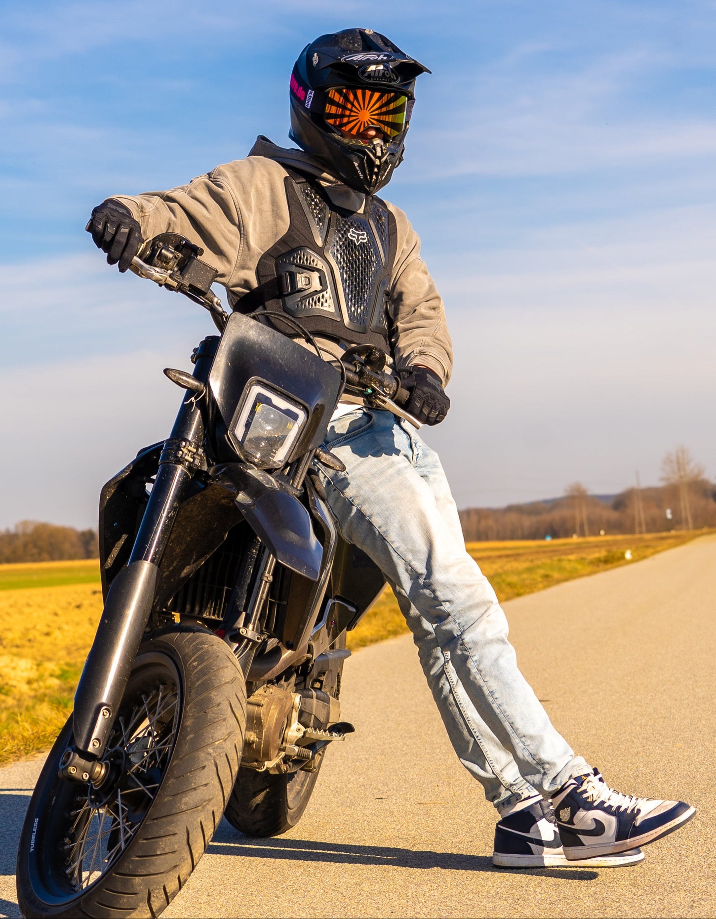 Lässiger Supermotofahrer mit Japansytyle Brille